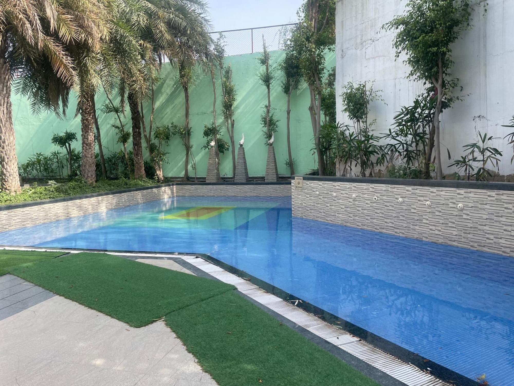 V Retreat Gurgaon Hotell Exteriör bild
