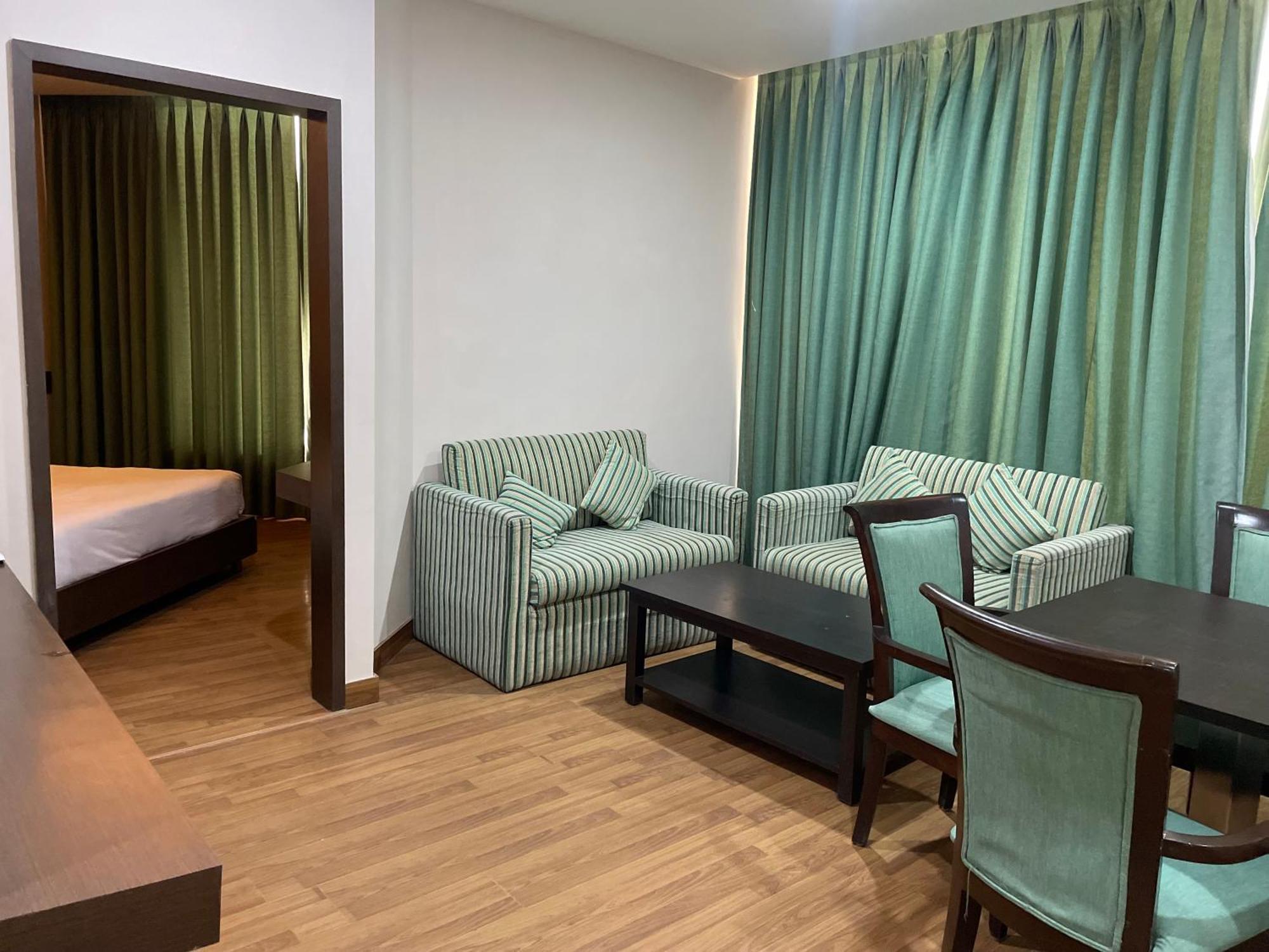 V Retreat Gurgaon Hotell Exteriör bild