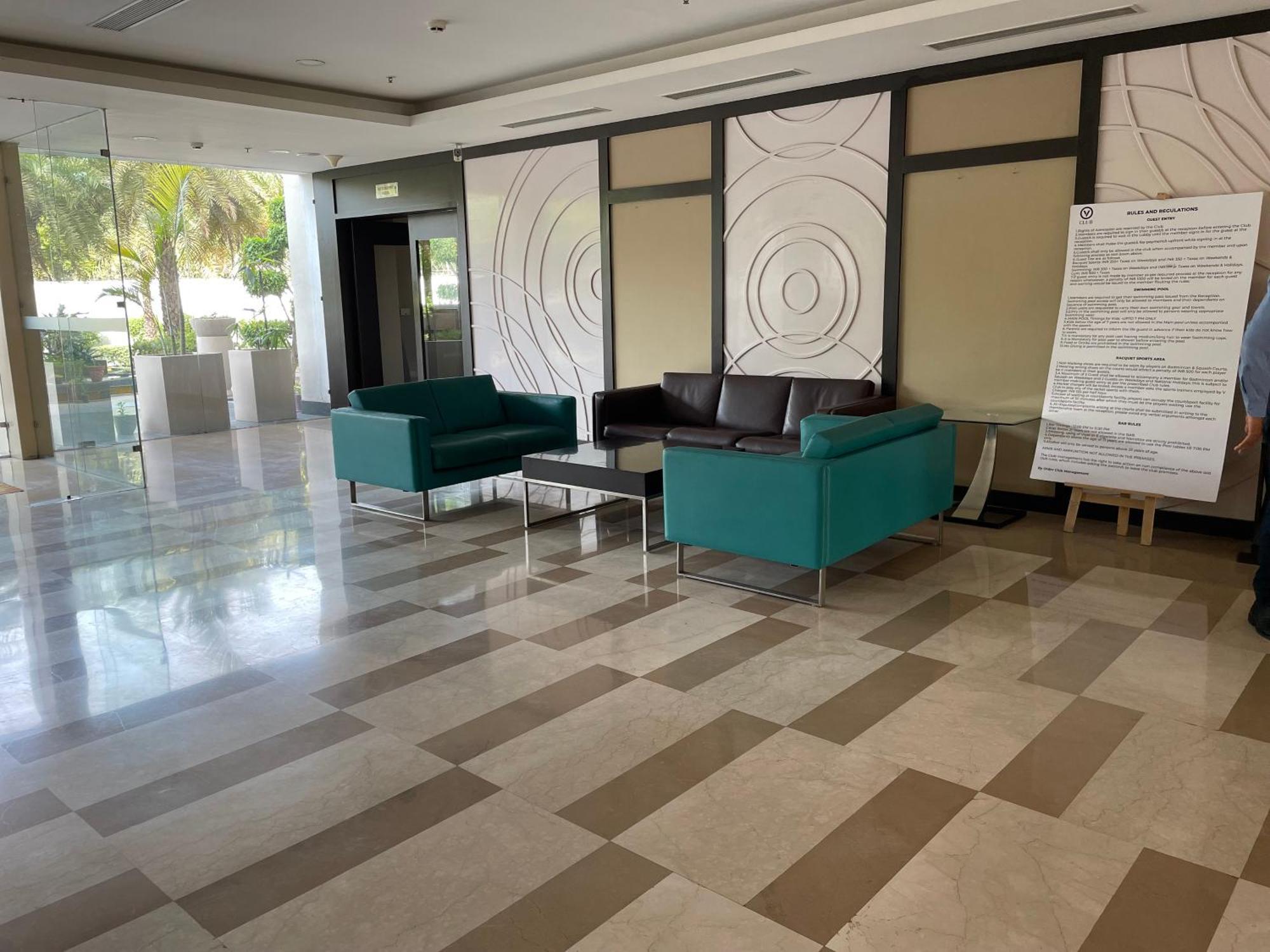 V Retreat Gurgaon Hotell Exteriör bild